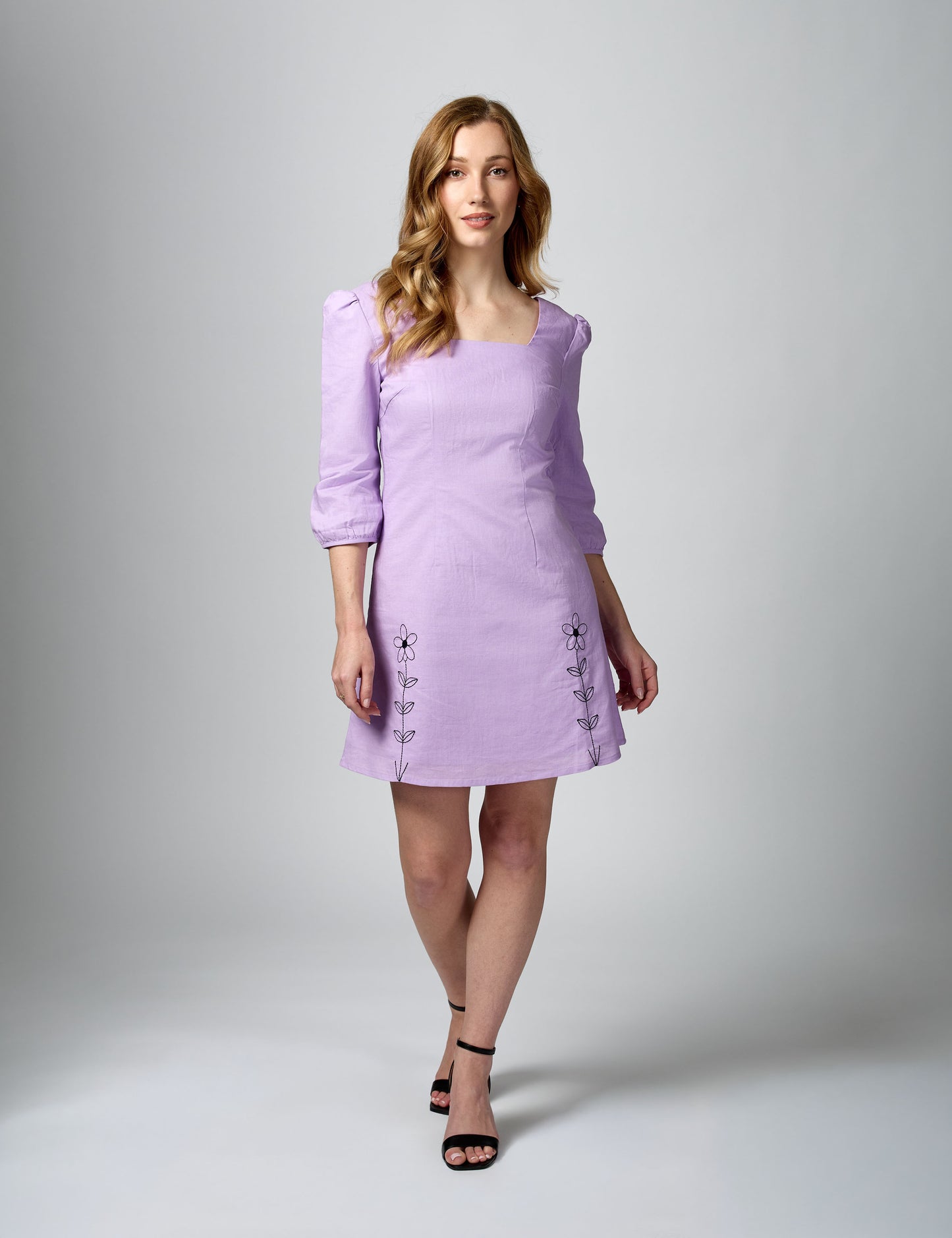 Iconic lilac sustainable dress with 3/4 sleeves in luxury linen-cotton. Front full shot on model.