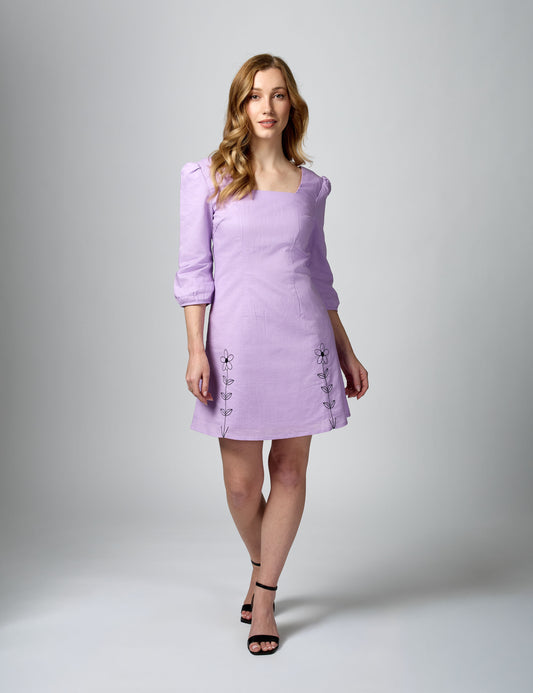 Iconic lilac sustainable dress with 3/4 sleeves in luxury linen-cotton. Front full shot on model.